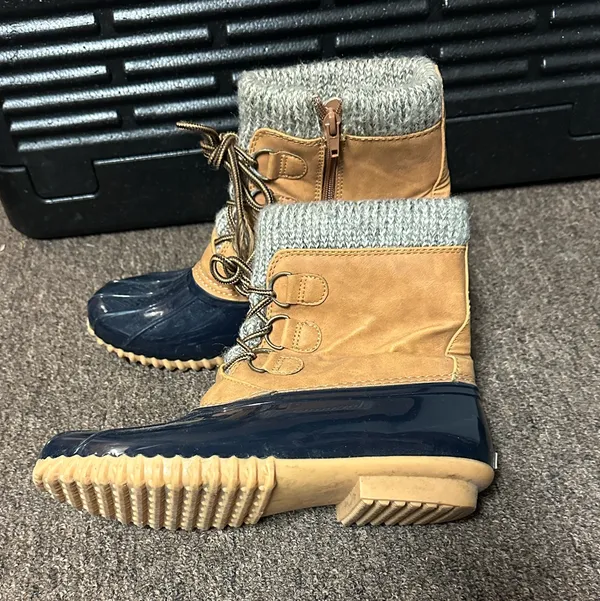 Stylish Tan and Blue Sporto Boots size 8M - Image 2