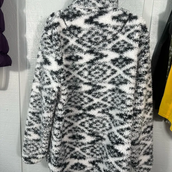 Lucky Find Black and White Sherpa Pullover Size Large EUC - Image 5