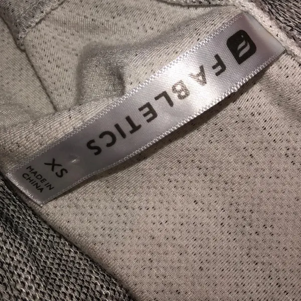 Fabletics size xsmall grey athletic shirt - Image 4