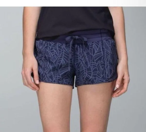 Lululemon Pretty Palm Size 6 Hotty Hot Shorts - Image 2
