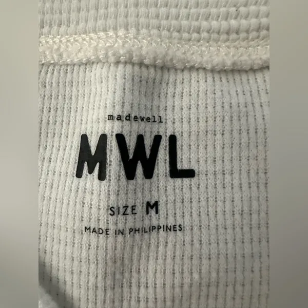 Madewell Cropped V-neck Tee Textured Size Medium - Image 2