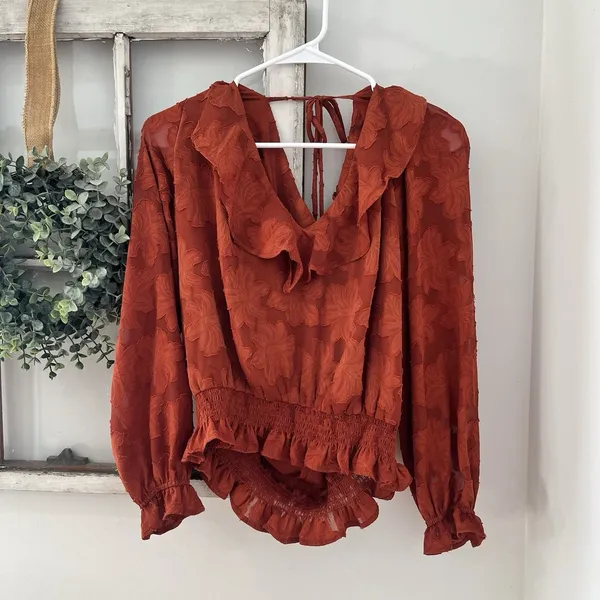 Anthropologie Textured Floral Blouse size‎ medium color-Crimson Tie Back Ruffle - Image 4