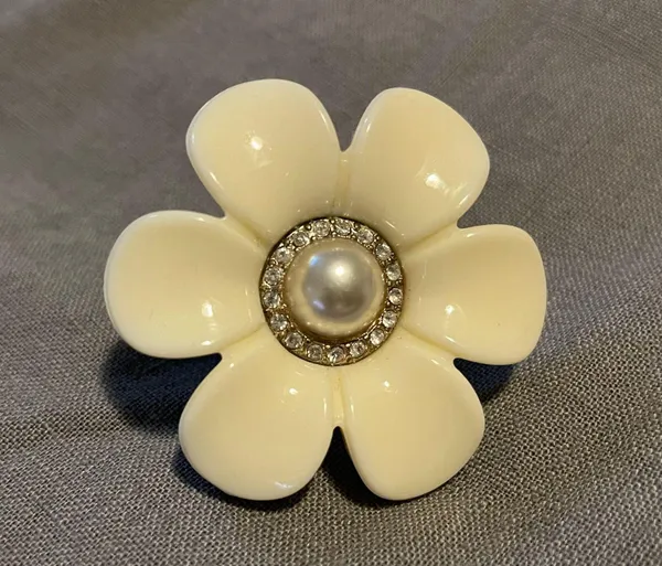 Daisy Cocktail Ring White - Image 2