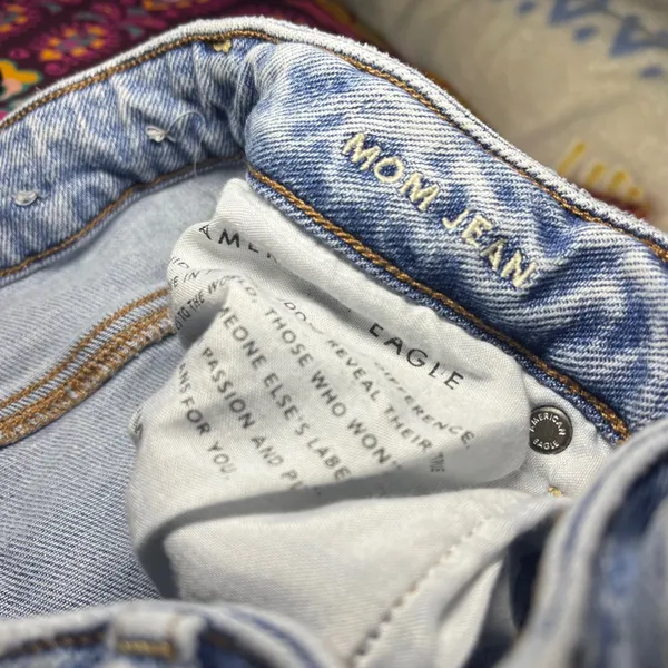American Eagle Outfitters Mom Jeans‎ Light Wash Distressed Stretch Size 4 - Image 9