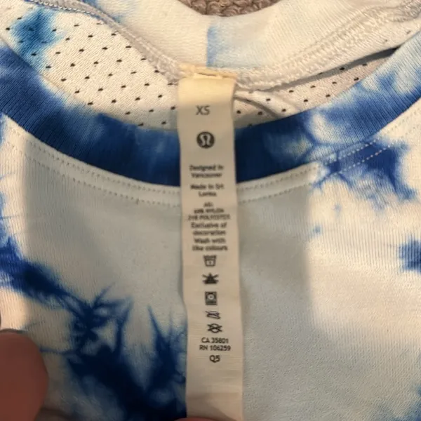 Lululemon blue and white cropped shirt XS - Image 3