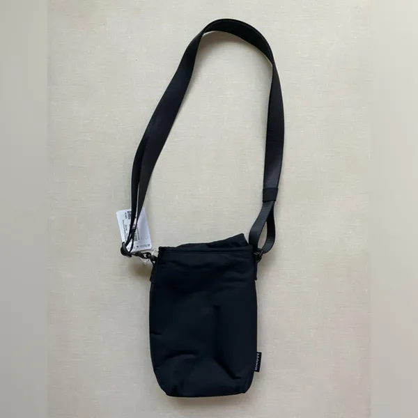 Lululemon Water Bottle Crossbody Bag with Front Pocket 2L - Black - Image 12