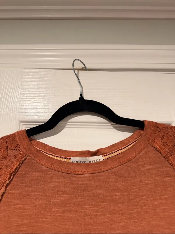 NWT Knox Rose Size M Rust Lace Shoulder Smocked Cuff Long Sleeve Boho Top - Image 4
