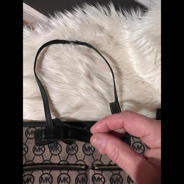 Michael Kors Signature Tote Bag – Stylish & Spacious - Image 4