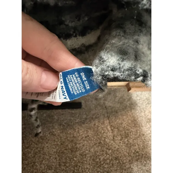 Old Navy Fuzzy Marled scarf in Gray and Black - Image 3