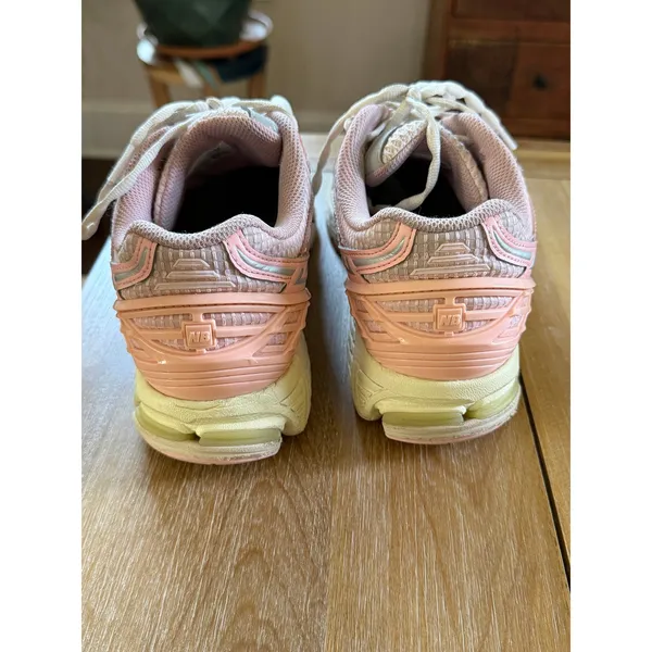 New Balance 1906R Pink Silver Running Shoes M1906NLN‎ Womens 9 Mens 7.5 - Image 2