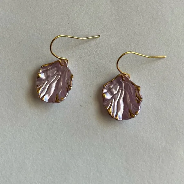 3/$20 Lilac Purple Gold Tone Faux Sea Shell Ocean Beach Dandle Earrings - Image 2