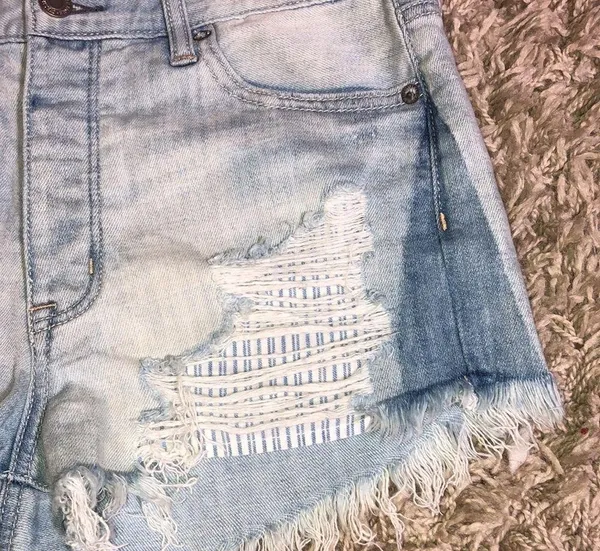 American Eagle distressed vintage high rise festival shorts light wash size 6​​ - Image 2