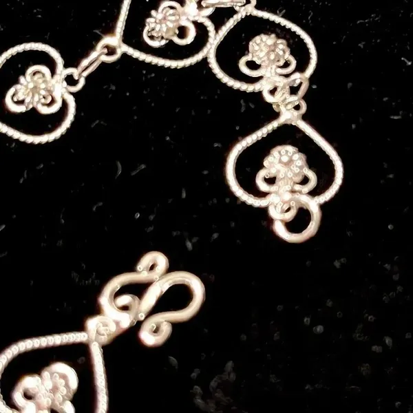 7-inch Silver-Tone Simple Elegant Heart Clasped Timeless Chain Bracelet - Image 2