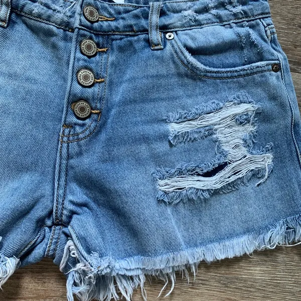 KanCan Light Wash Distressed Jean Shorts M - Image 3