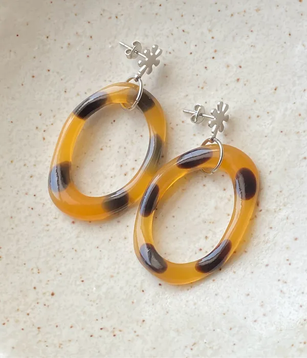 Handmade unique boho vintage funky style tortoiseshell hoop & flower dangle earrings🌼 - Image 3