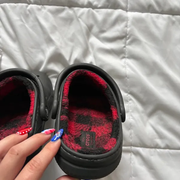 Crocs Classic Lined Clog Black Red Buffalo Plaid Fleece Womens 7 Clogs Winter - Image 9