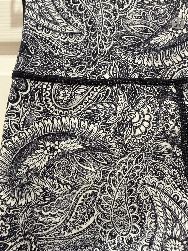 Lululemon Black & White Paisley High Times Athleisure Yoga Leggings - Size 6 - Image 6
