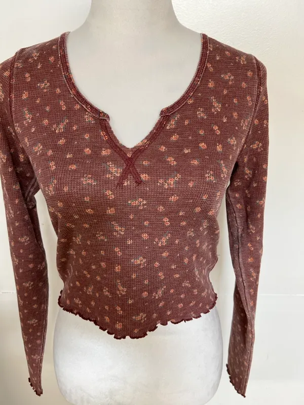 American Eagle Maroon Cropped Floral Long Sleeve - Image 2