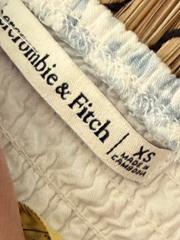 Abercrombie & Fitch light blue floral midi dress features a ruched bodice XS - Image 13