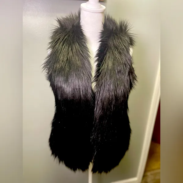 Abercrombie & Fitch Women's Black Faux Fur‎ Vest Pockets Satin Lined Size Small - Image 2