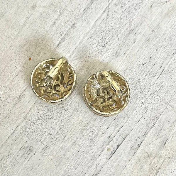 Small gold tone clip on earrings - Image 4