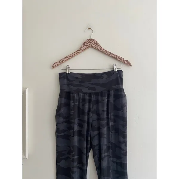 ATHLETA Salutation Black Camo Joggers Size Medium - Image 4