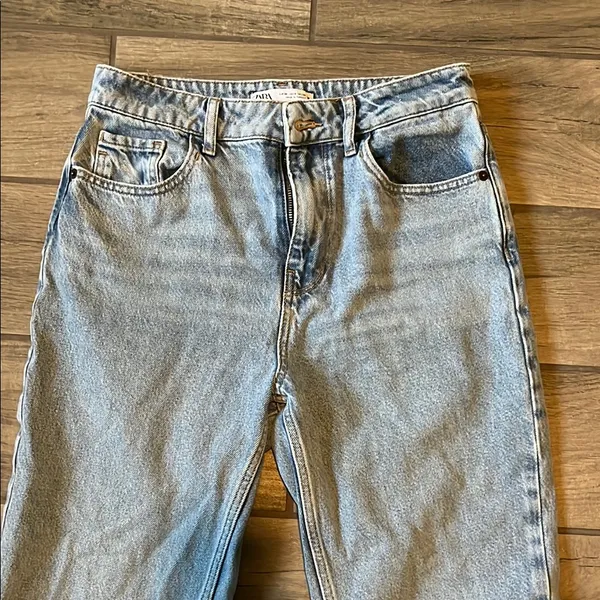 Zara Blue Straight Leg Denim with Vintage Appeal - Image 2