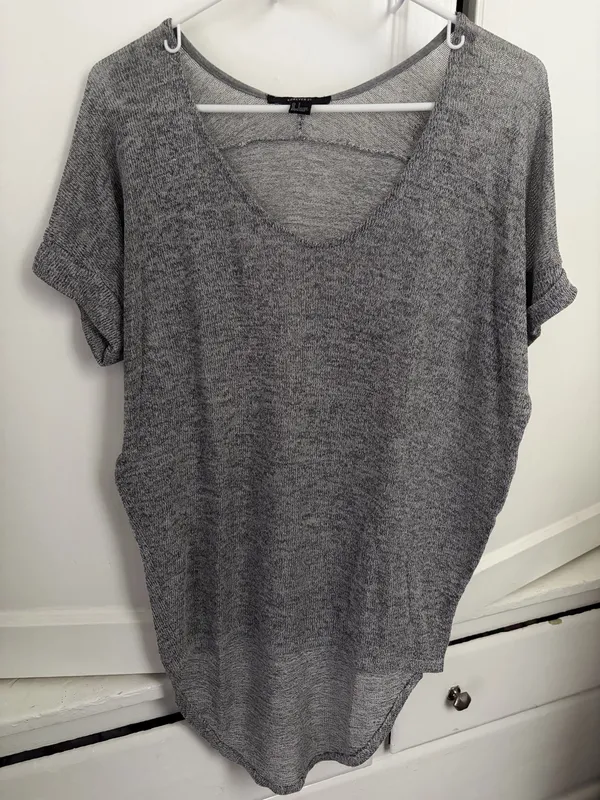 Forever 21 Heather Gray Short Sleeve Hi-Low Top Size Small - Image 4