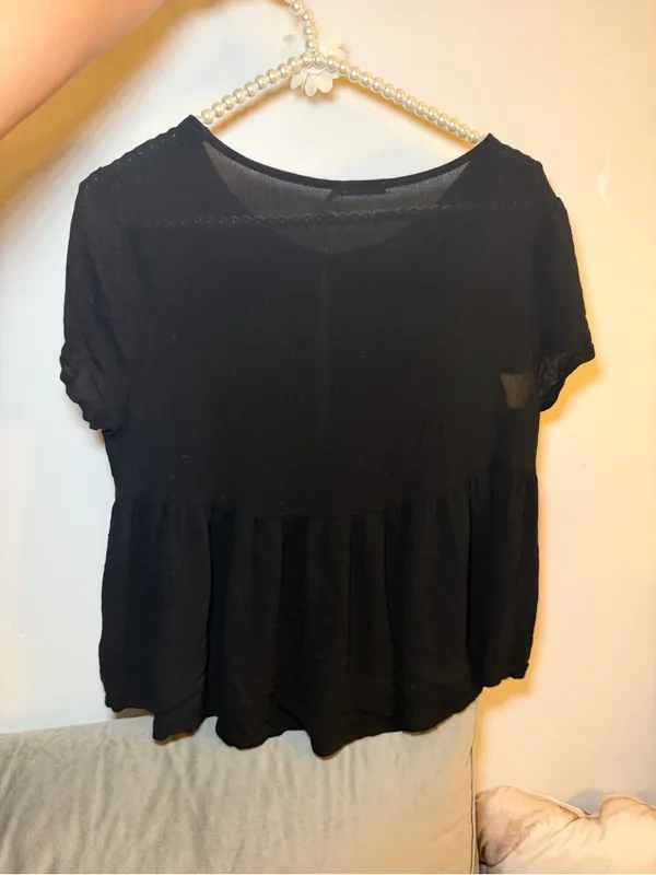 Kimchi Blue Size Medium Black Babydoll Top Short Sleeve Keyhole Front Blouse - Image 3