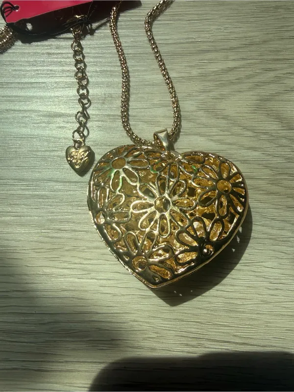Betsey Johnson 32 inch Gold-Tone Heart Pendant Necklace Green Crystal Accents - Image 3