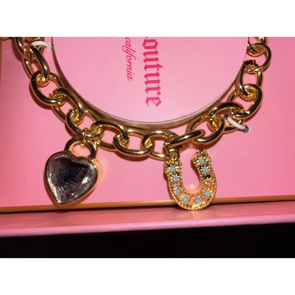 NIB Juicy Couture Goldtone Charm Bracelet Charms Logo Y2K Lucky Horseshoe Clover - Image 3