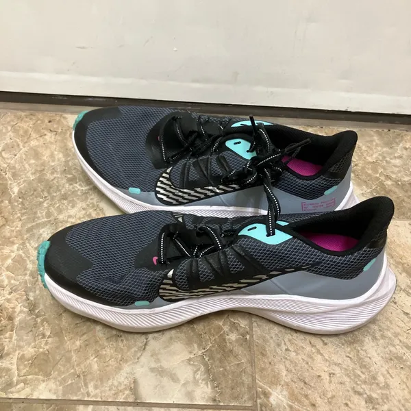 Nike Air Zoom Winflo 7 Sneaker IN black and blue - Image 6