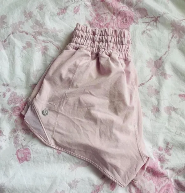 Lululemon Hotty Hot High-Rise Shorts 2.5” Pink Haze Size 4 - Image 4
