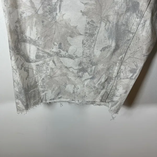 Hollister Low-Rise Baggy Camo Shorts Grey‎ White Leaf Print Frayed Hem Sz 4R W27 - Image 4