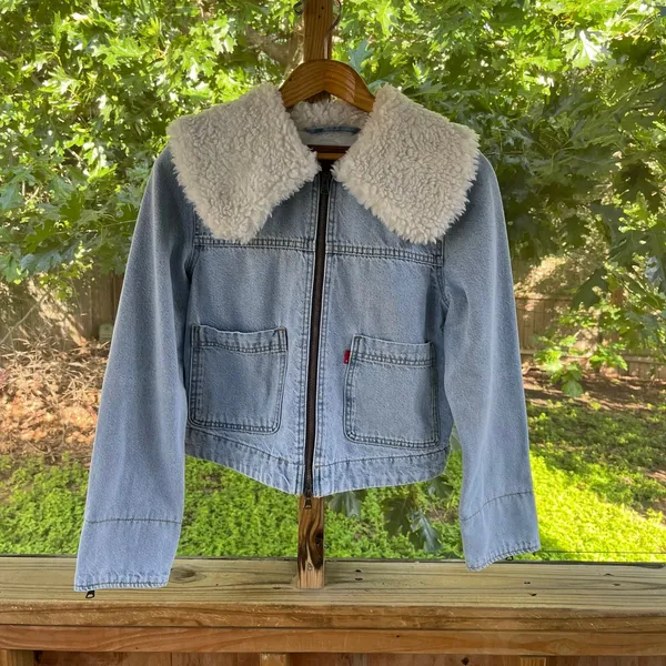 Levi’s Women's Retro Sherpa Denim Trucker Jacket Light Wash Size S - Image 3