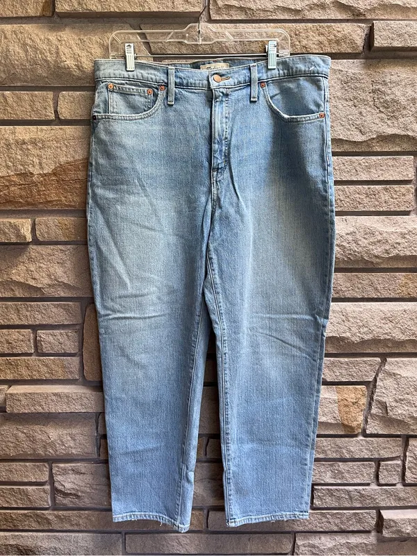 Madewell Classic Straight Jeans in Meadowland Wash 31 - Image 3