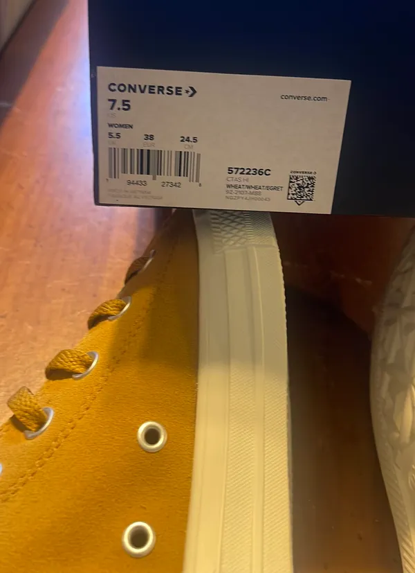 Converse New All Star, Chuck Taylor Sneaker High Top Women 7.5 - Image 2