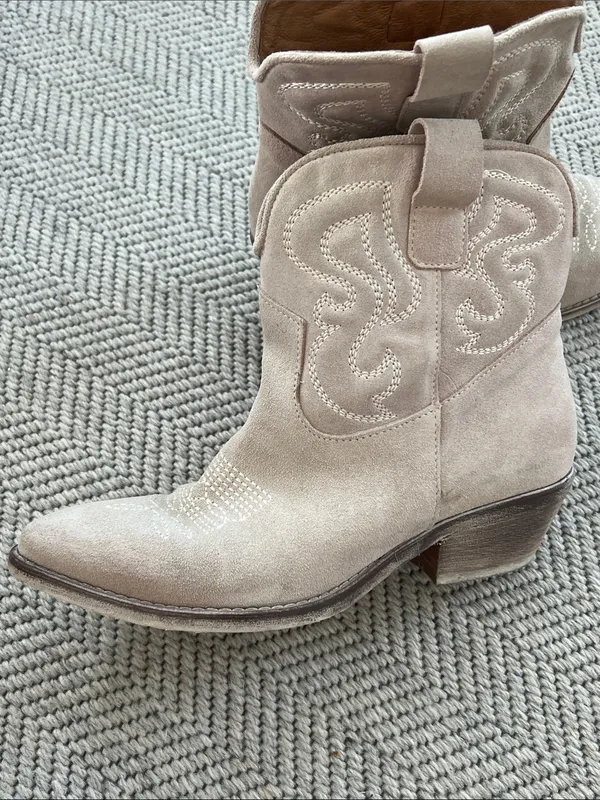 Ovyé by Cristina Lucchi sand suede texan ankle boots. - Image 9