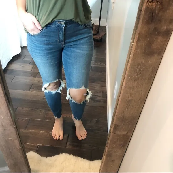 Old Navy rockstar mid rise size 10 distressed jean - Image 2