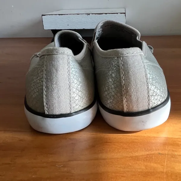 G by GUESS‎ Malden6 Womens Silver Metallic Snakeskin Slip On Sneakers Size 8.5M - Image 6