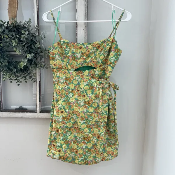 Astr‎ Women's Floral Spring Green Mini Keyhole Wrap Dress Size Small - Image 6