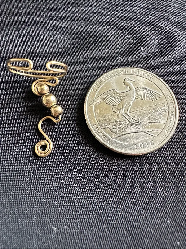 Goldtone EUC ear cuff. Metal in goldtone and adjustable to fit most sizes - Image 3