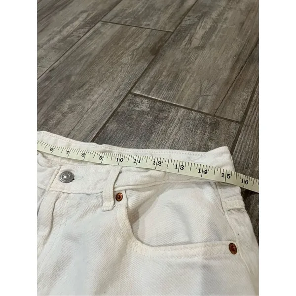 White Levi’s Mom Shorts Size 30 - Image 3