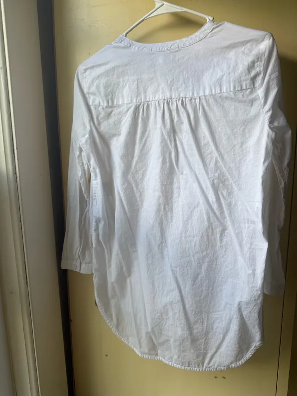 Levi’s V-Neck White Shirt XS 3/4 Sleeves - Image 2