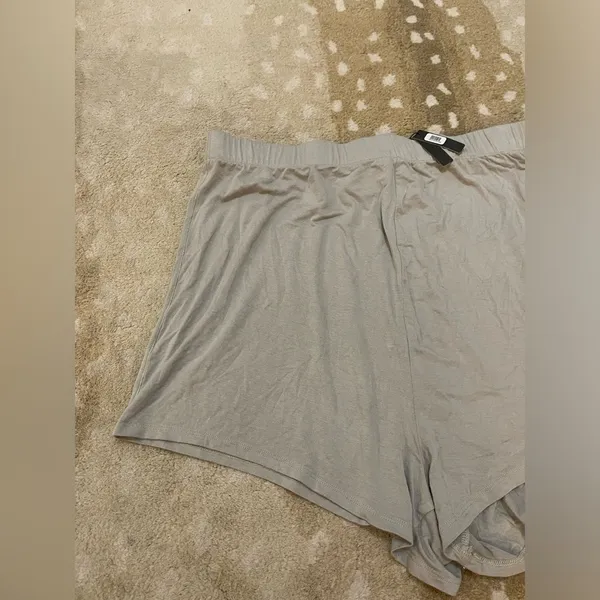 Skims NWT light sage green pajama shorts women’s size XL - Image 6