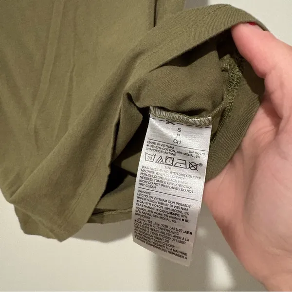 Old Navy‎ Slim Fit T-Shirt olive green size small - Image 4