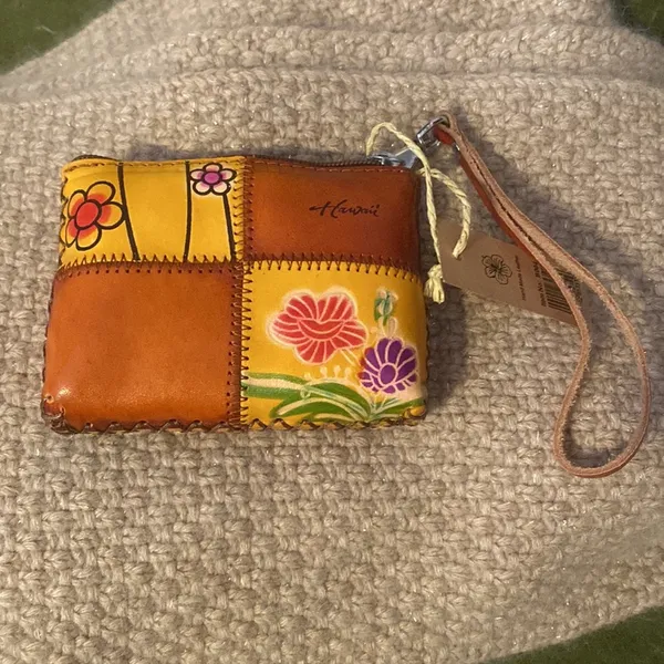 New with tags Hawaiian Leather Patchwork/ Flowers Wristlet Coin/Card Purse - Image 2