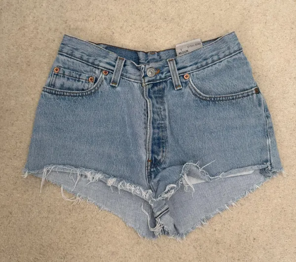 Vintage 1994 light wash 501 Levi’s shorts - Image 4