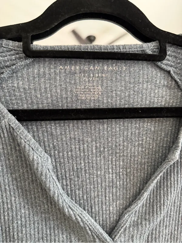 American Eagle Outfitters Gray V‑Neck Ribbed Knit Sweater - Image 3