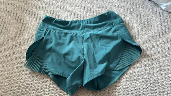 Lululemon Shorts 2.5" Hotty Hot Low-Rise - Image 4